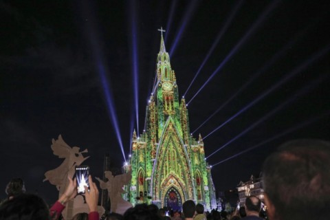 Descida do Papai Noel na Catedral de Pedra consagra-se como o show mais procurado do Sonho de Natal em Canela