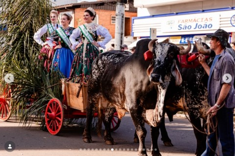 Desfile do Agricultor leva valorização do agronegócio às ruas de Nova Petrópolis