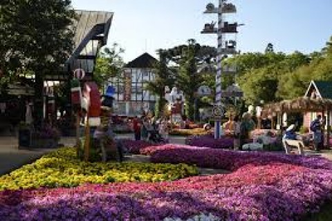 Prefeitura de Nova Petrópolis realiza ações de melhorias na Praça das Flores