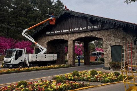 Decoração do 40° Natal Luz começa a ganhar as ruas de Gramado