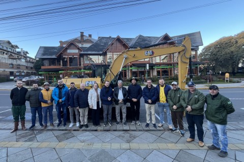 Prefeitura de Gramado entrega nova escavadeira hidráulica para reforçar setor da Agricultura