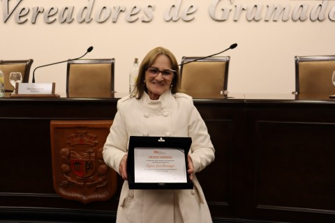 Câmara de Gramado reconhece trajetória de Regina Inês Bervanger no Dia Municipal do Migrante