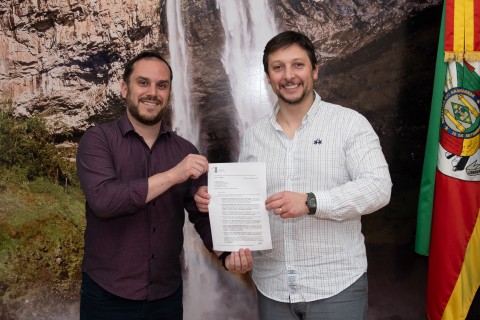 Presidente Felipe Caputo entrega ao Prefeito aprovação do Projeto de Lei que altera local do novo Ginásio Municipal de Canela