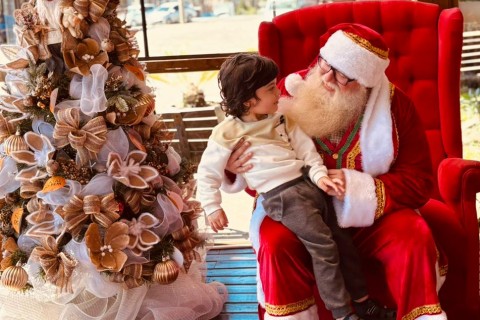 Papai Noel já está atendendo os visitantes na Praça do Sonho em Canela