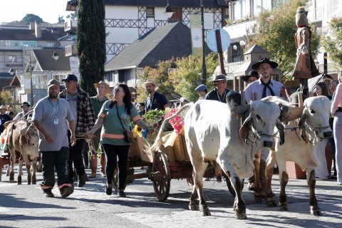 Desfile de Carretas da 34ª Festa da Colônia reúne bom público em Gramado