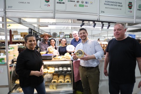 Prefeito de Canela prestigia Expointer, participa de reuniões e visita estandes de agroindústrias