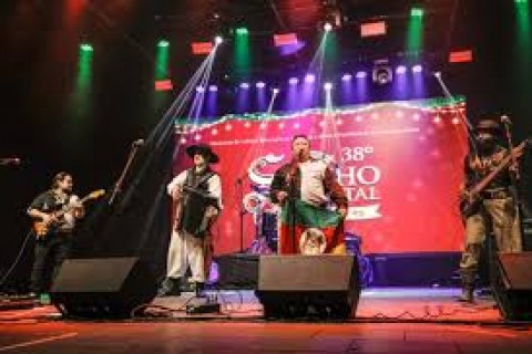 Canela celebra 81 anos ao som do Grupo Rodeio