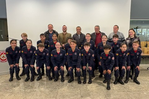 Vereadores prestigiam solenidade de entrega de equipamentos ao Corpo de Bombeiros e ao projeto Bombeiro Mirim em Canela