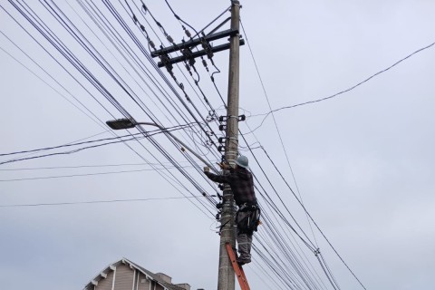 Operação Poste Limpo retira mais uma tonelada de fios inativos do Centro e avançará para os bairros de Canela